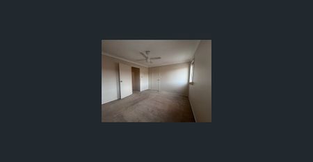 Charming 4-Bedroom, 1-Bathroom Duplex - Photo 3