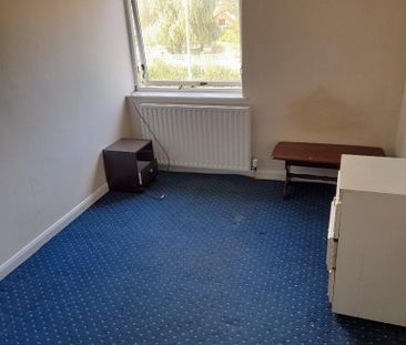1 bedroom in a flat share to rent - Photo 4