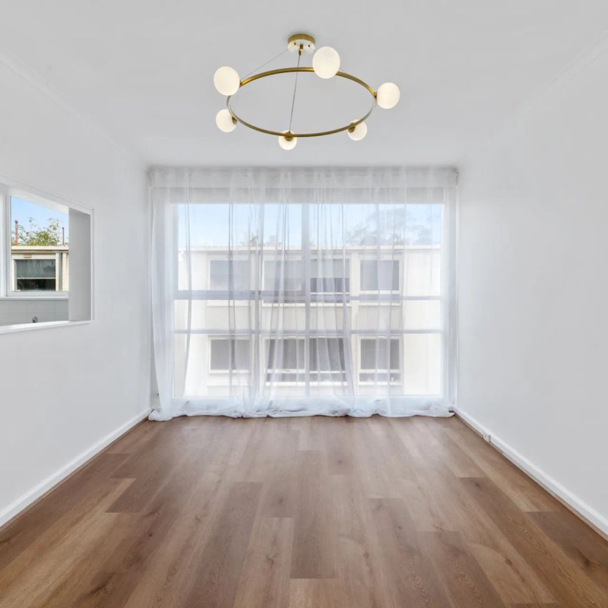Welcome Home: Stylishly Renovated Top-Floor Apartment! - Photo 1