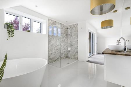 Stylish, versatile and newly constructed 4 bedroom detached house that is ideal for multi-generational or family living in this desirable location. - Photo 5