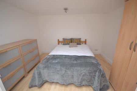 1 bedroom Flat To Let - Photo 4