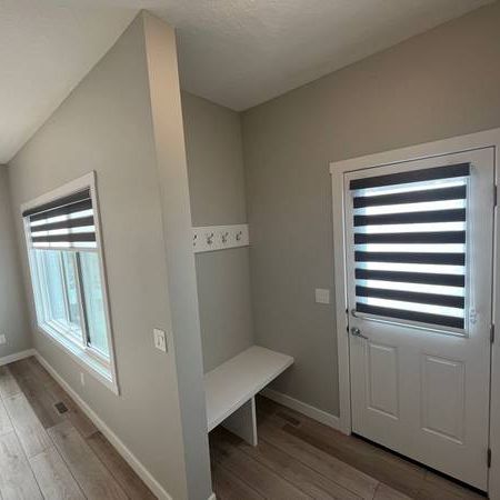 Like New 1 yr old 4 Bdrms 3 fullBath Duplex for rent in Sage Hill! - Photo 1