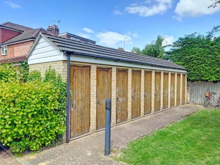 Well presented first floor 2 bedroom apartment situated in a small gated development on Histon Road. GCH. Allocated parking. Local amenities close by. Easy access to A14, M11, City centre & Science park. Part Furnished. - Photo 3