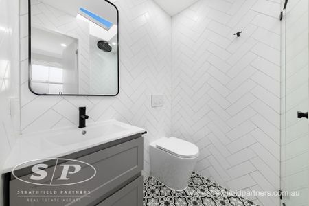 Renovated Terrace Living - Photo 4