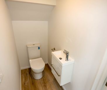 Modern and Central - Photo 5