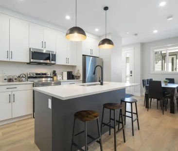 Modern Inner-City Living! 3 Bedroom 2.5 Bathroom Family Home — 3 Be... - Photo 1