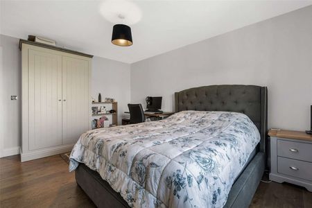 An exceptional modern family home in an exclusive semi-rural development - Photo 3