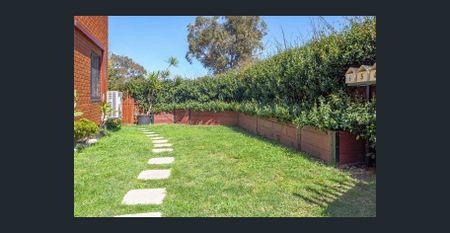 Modern, Sunny Top Floor Two Bedroom Apartment - Photo 4