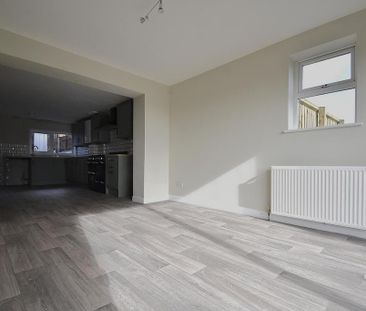 4 bedroom detached house to rent - Photo 3