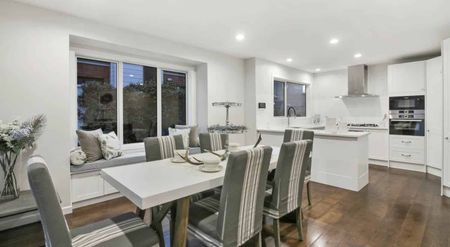 Prime Location 5-Bedroom Family Home - Photo 2