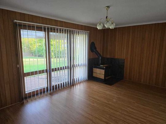 15 Keats Crescent - Photo 1