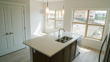 3 Bed Townhouse | Park Facing | Heated Double Garage | Quick Hwy 1 A Access - Photo 2