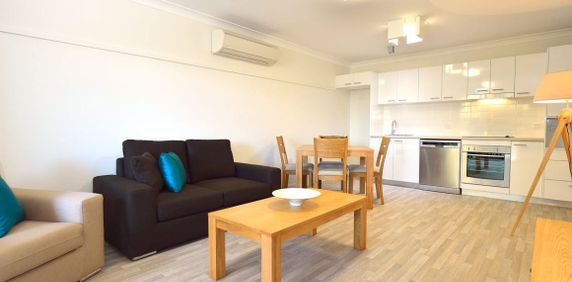 MODERN ONE BEDROOM APARTMENT - Photo 2