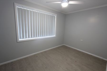 Immaculate Home Includes Security Alarm & A/C - Walking Distance to Shops & Transport - Photo 4