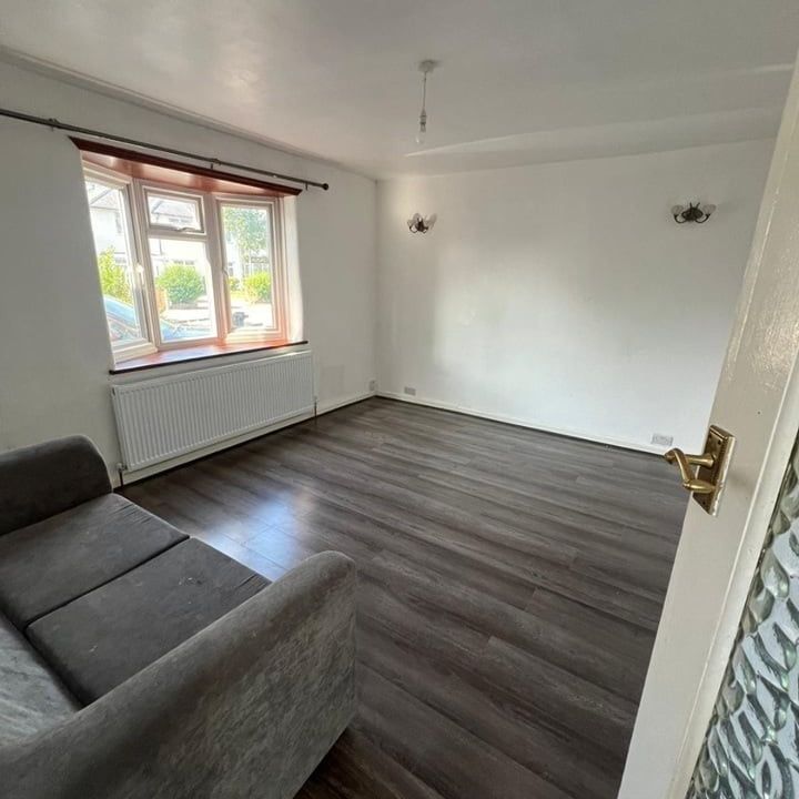 3 Bed End Terrace, Princes Road, IG6 - Photo 1