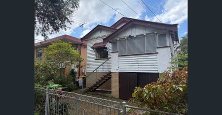 Newly Renovated 4 Bed Queenslander with Courtyard - Photo 2