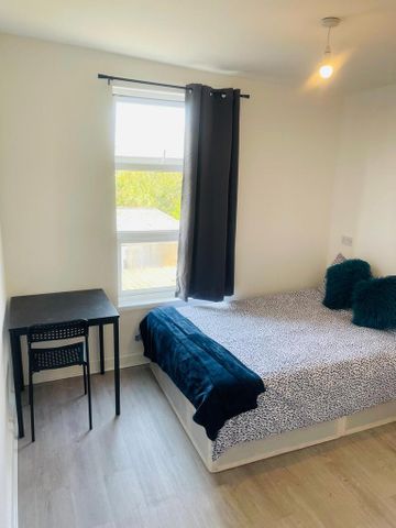 1 bedroom in a house share to rent - Photo 2