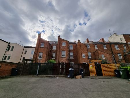 6 Bed Student Accommodation - Photo 2