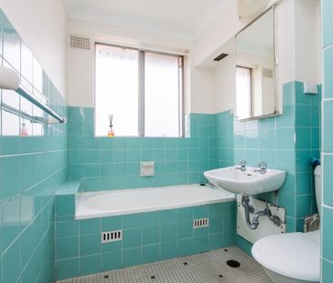 Renovated Top Floor Two-Bedroom Apartment in Prime Eastlakes Location - Photo 6
