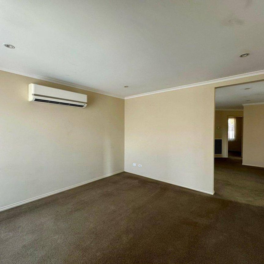 Bright and Spacious Townhouse - Photo 1