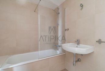 Piso en alquiler de cuatro habitaciones junto al Teatre Nacional de Cataluña, Barcelona