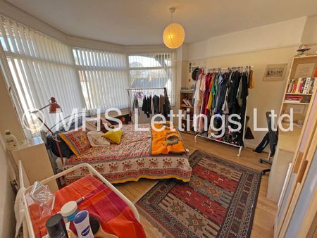 4 Bedroom Semi-Detached House for rent in Buckingham Avenue - Photo 4