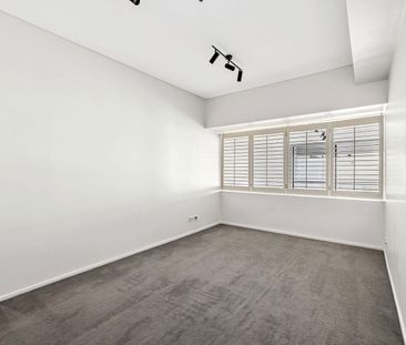 Unfurnished two bedroom apartment, open plan w/ balcony - Photo 3