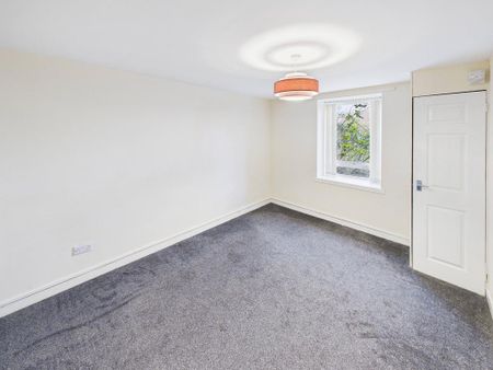 3 bedroom flat to rent - Photo 2