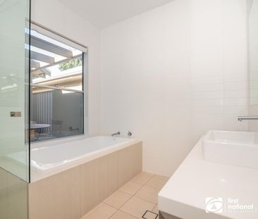 CENTRALLY LOCATED PRIVATE RESIDENCE, FULLY FURNISHED & SERVICED WEEKLY - Photo 6