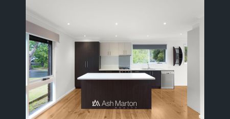 Vibrant Three Bedroom Home - Photo 5