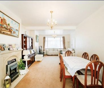 3 Bed Detached House, Crownfield Avenue, IG2 - Photo 2
