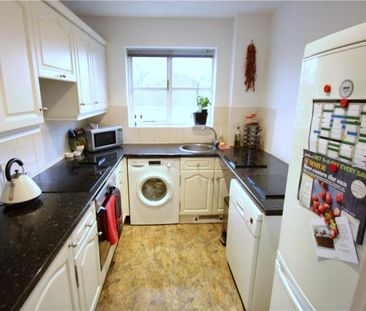 Alexandra Gardens, Woking - 2 bedrooms Property for lettings - Seym... - Photo 3