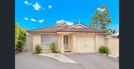 Perfect for families & entertainers - Spacious, light-filled and move-in ready! - Photo 2