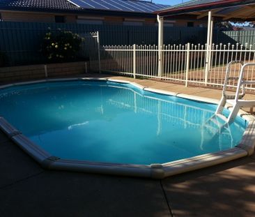4 Bedroom Property with Pool! - Photo 2