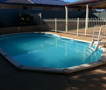 4 Bedroom Property with Pool&excl; - Photo 2