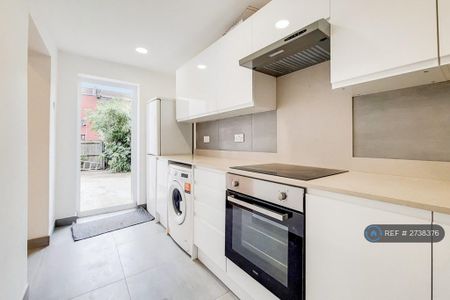 3 bedroom flat to rent - Photo 4