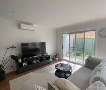 MODERN TOWNHOUSE - Photo 2