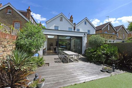 A large well presented seven bedroom family home in sought after East Sheen Avenue - Photo 4