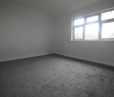 3 Bedroom House - Mid Terrace To Let - Photo 4