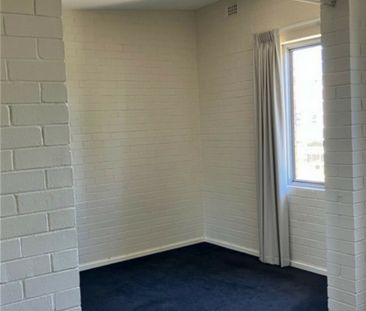 Modern 1-Bedroom Apartment with Stunning City Views - Photo 2