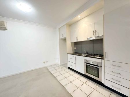 Spacious 1 bedroom unit - Photo 4