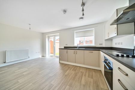3 bedroom semi-detached house to rent - Photo 4