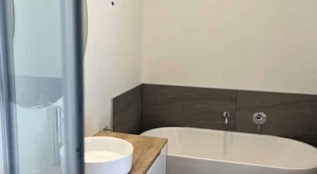 Four bedroom, brand new - Photo 5