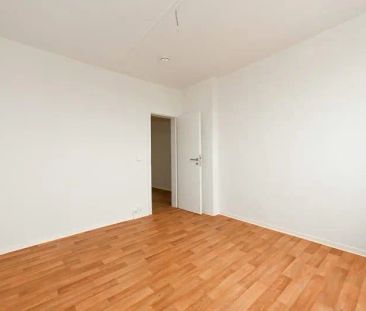 Eine Kaltmiete sparen und in eine neu sanierte 3-Raumwohnung ziehen! - Photo 2