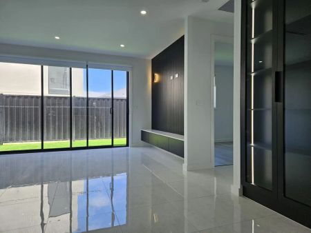 “Modern &amp; stylish 4-bedroom family home located opposite Senol Shopping Centre!” - Photo 5