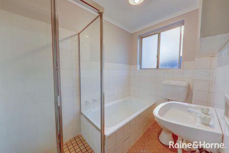 Sunny Two Bedroom Apartment! - Photo 3