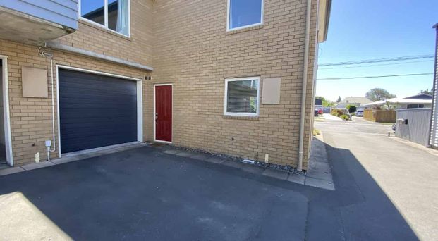 Sunny Townhouse in Prime Central Location - Photo 1