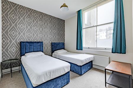 3 bedroom flat to rent - Photo 4