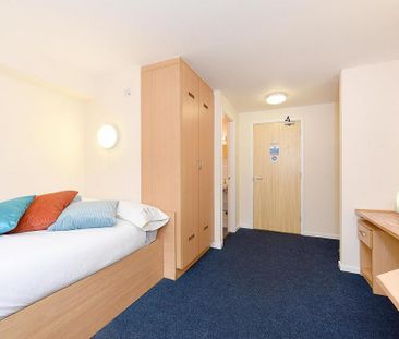 1 bedroom in a flat share to rent - Photo 3
