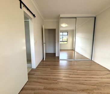 Light filled 3 bedroom - Photo 3